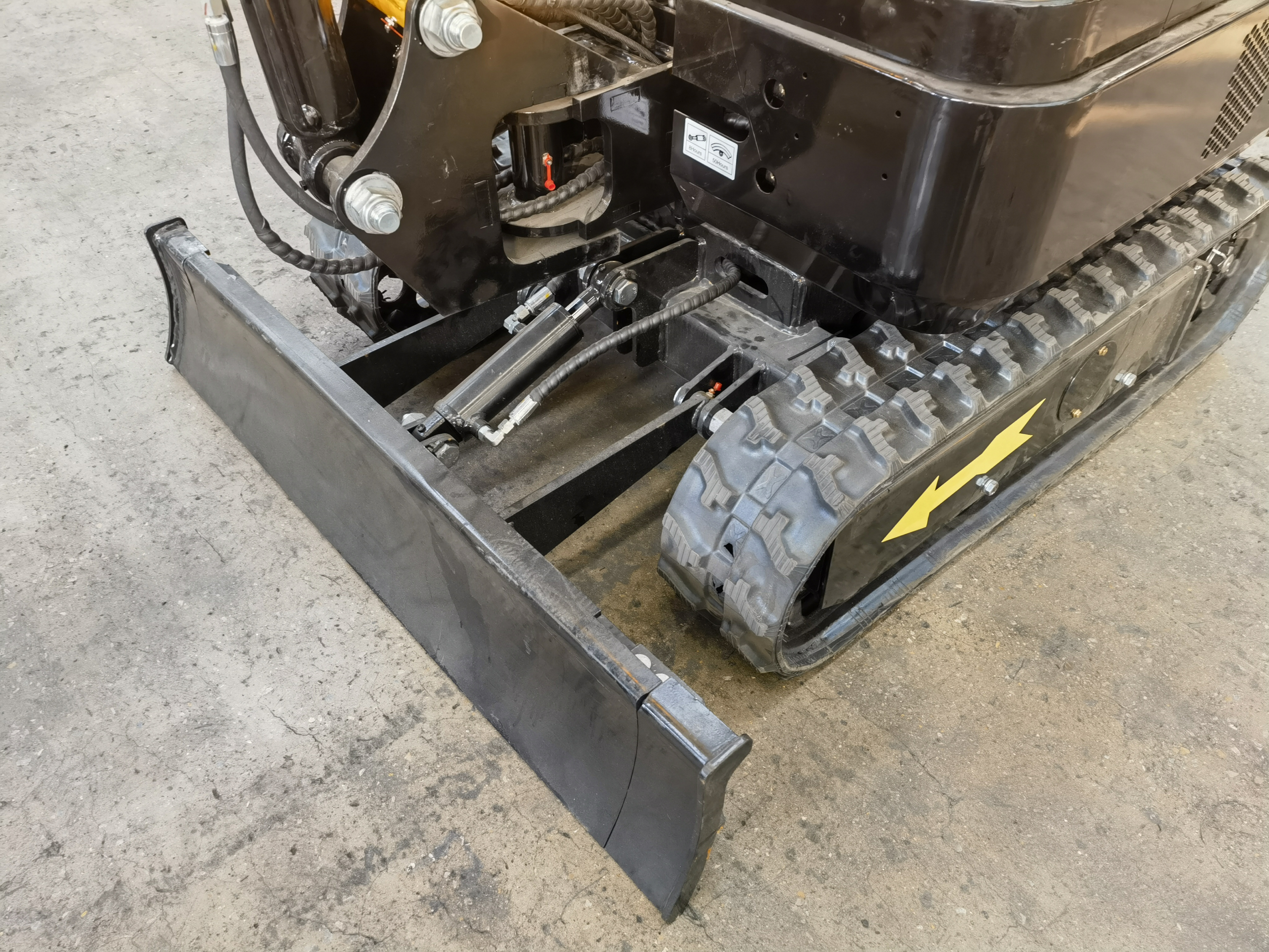 Mini-pelle HIGHTOP HT15 Pro 1,5 tonne – Kubota D722 Euro V – Bras orientable – Image 5