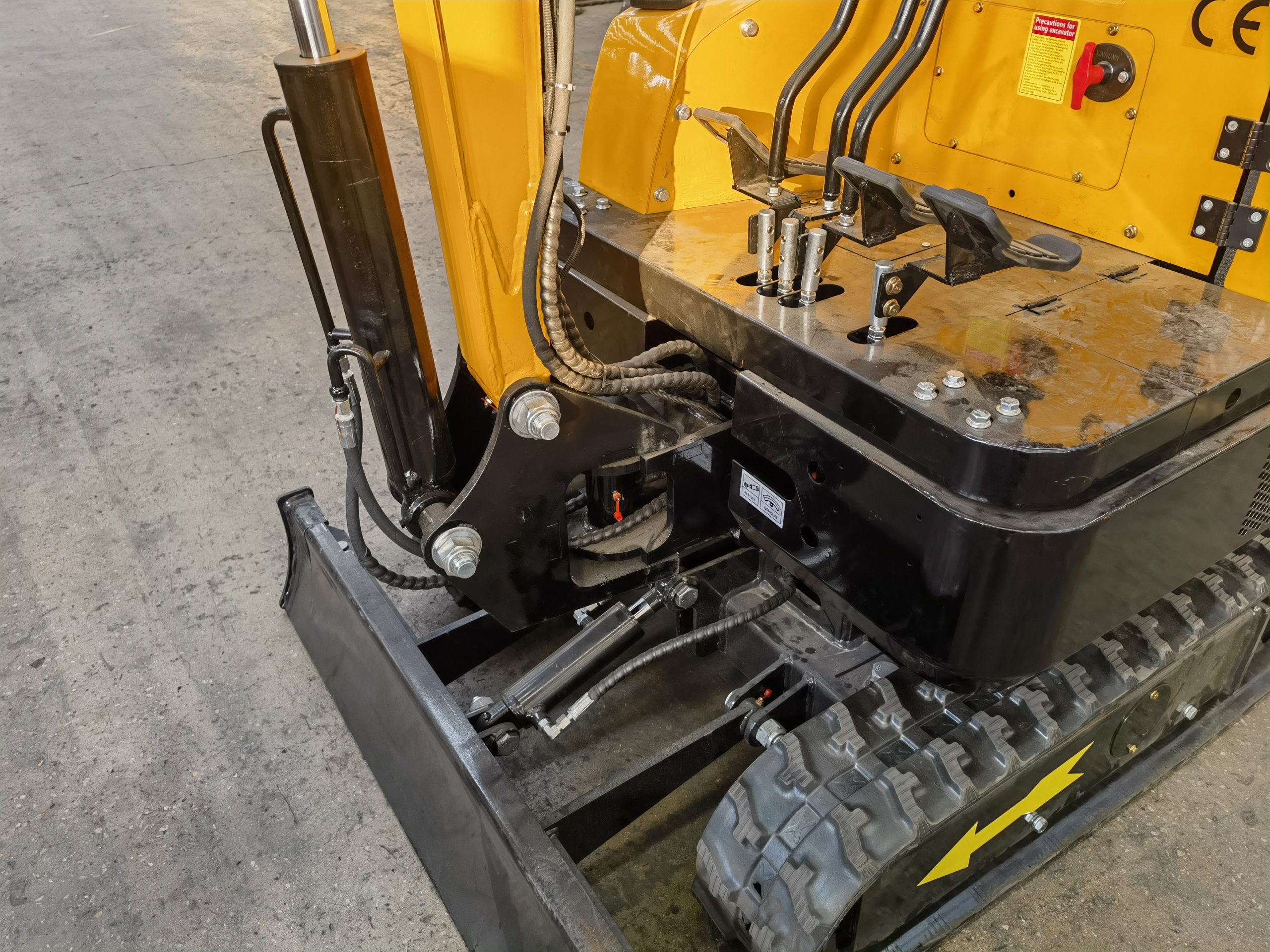 Mini-pelle HIGHTOP HT15 Pro 1,5 tonne – Kubota D722 Euro V – Bras orientable – Image 2