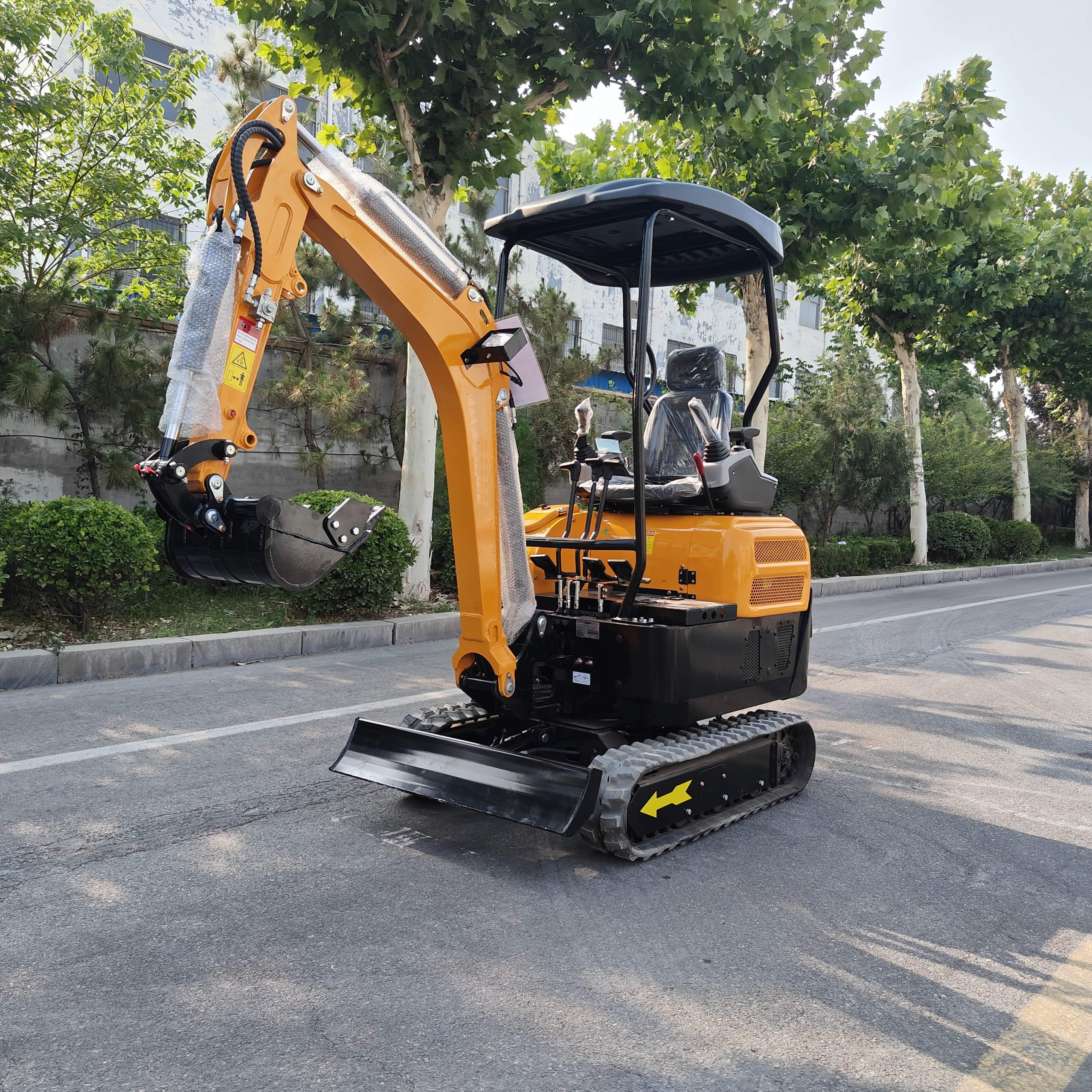 Mini-pelle HIGHTOP HT20 2 tonnes – Kubota D902 Euro V – Bras orientable